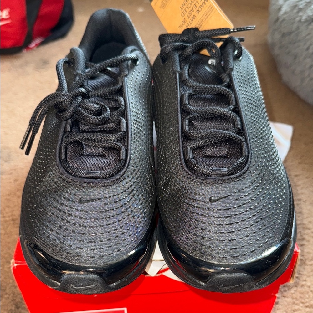 Nike Air Max Dn
Black Metallic Grey